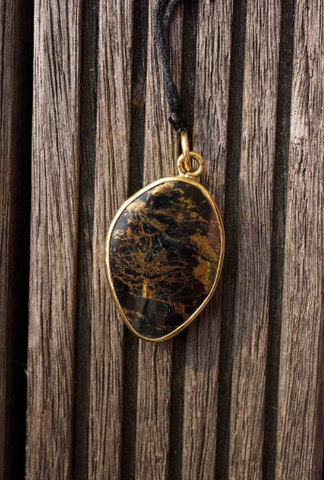 Apache Gold freeform pendant set in brass (ETP00145)