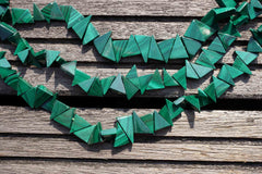Malachite 8-14mm triangle beads (ETB00179)