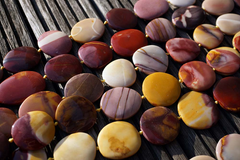 Mookaite 25-36mm Pebble beads (ETB00521)