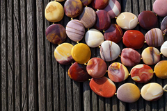 Mookaite 25-36mm Pebble beads (ETB00521)