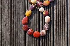 Mookaite 25-36mm Pebble beads (ETB00521)