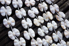 Pink Mother of Pearl / MOP 22-26mm bow beads (ETB00276)