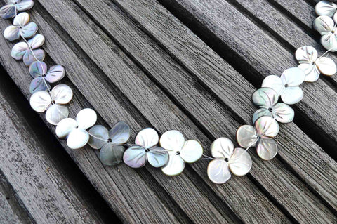 Black Mother of Pearl / MOP 13-16mm handmade clover beads (ETB00360)